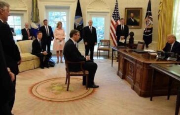 Fotografija Vučića kako ponizno sjedi ispred Trumpa postala predmet podsmijeha na internetu