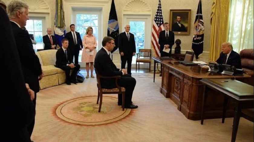 Fotografija Vučića kako ponizno sjedi ispred Trumpa postala predmet podsmijeha na internetu