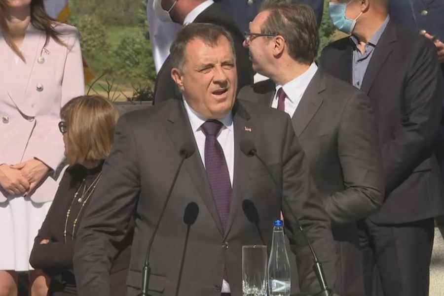 MILORAD DODIK, SPADALO I PROPADALO: U Srbiji urlao – “Živio američki narod”, iako je na “crnoj listi” SAD-a; Najavio novi…