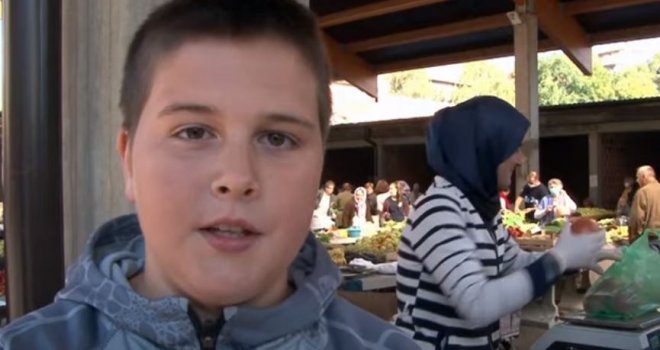 Dječak iz Novog Travnika prodaje na pijaci i zarađuje za život: Nema vremena za igru i druženje sa…
