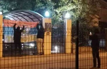 NOVI SKANDAL U PODGORICI: Srpska trobojnica osvanula na ogradi ambasade Hrvatske, na njoj je pisalo…