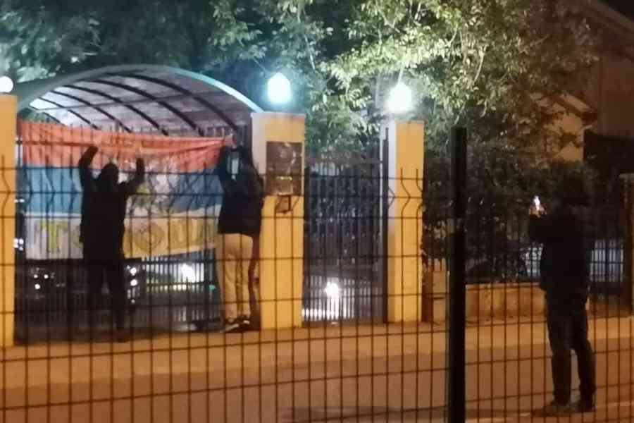 NOVI SKANDAL U PODGORICI: Srpska trobojnica osvanula na ogradi ambasade Hrvatske, na njoj je pisalo…