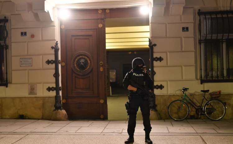 AUSTRIJA: Velika potjera za napadačem, policija eksplozivom provalila u stan ubijenog teroriste