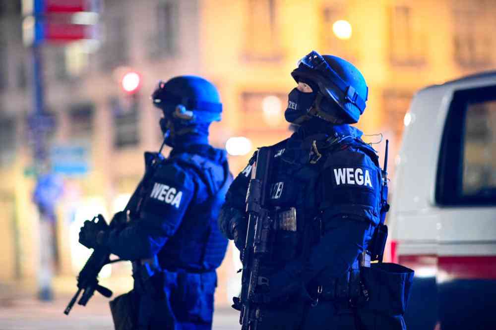 AUSTRIJSKI MINISTAR POLICIJE: Opasni i teško naoružani teroristi su u bjekstvu! Izbjegavajte javna mjesta…