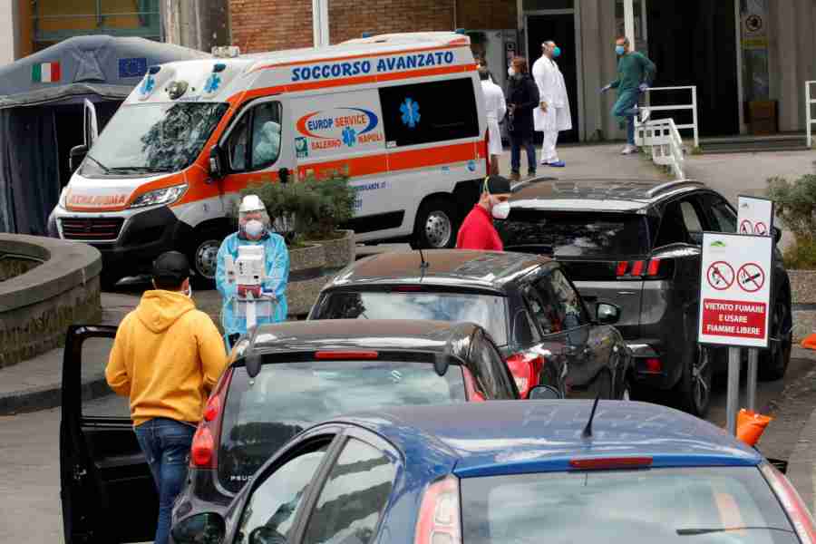 (FOTO) NEVJEROVATNE SCENE IZ ITALIJE: Covid van kontrole, građani primaju infuziju na parkingu bolnice, čekaju test i umiru…