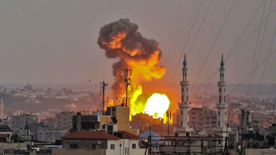 GORI NA BLISKOM ISTOKU: Izrael napao Gazu avionima, helikopterima i…