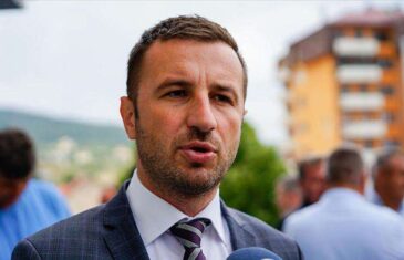 EFENDIĆ O DANAŠNJIM PROTESTIMA: “Neće svanuti prije zore, ni Dodiku, a ni Državi. Neki događaji se očito moraju desiti da bi svima bilo jasno sve”