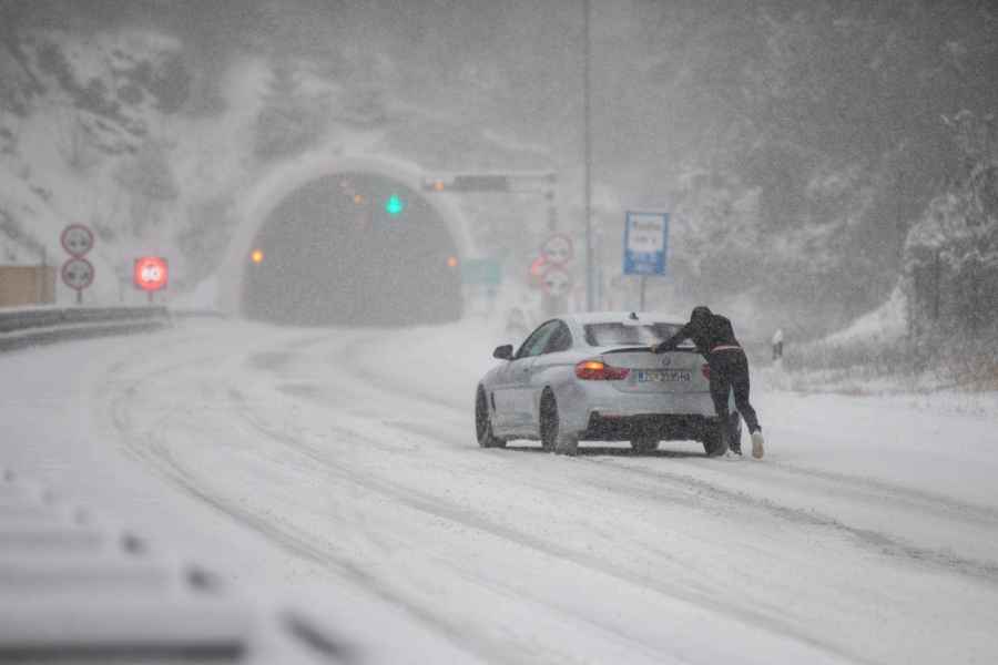 O NJEMU BRUJI INTERNET: Vozač BMW-a u Hrvatskoj satima gurao vozilo po snijegu, svi su mu se smijali, a onda se iznenada oglasio…