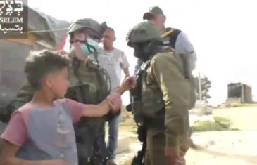 SKANDALOZNO: Procurio snimak, pogledajte kako izraelski vojnici privode palestinsku djecu