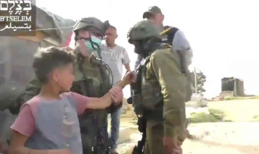 SKANDALOZNO: Procurio snimak, pogledajte kako izraelski vojnici privode palestinsku djecu