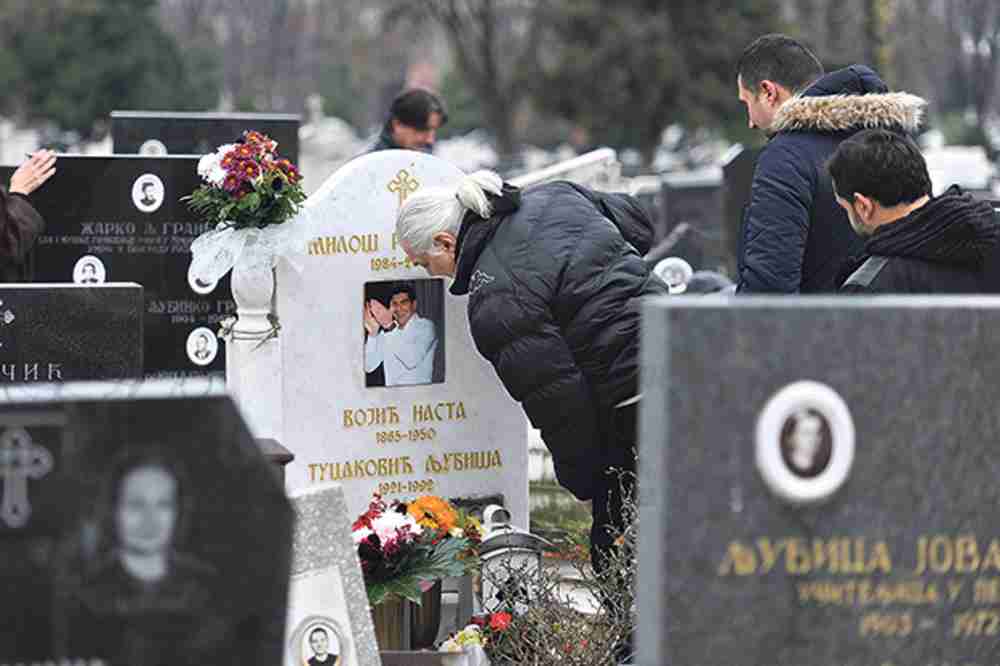 NJEGOVU SMRT NIKAD NIJE PREBOLJELA: Marina Tucaković ove stihove posvetila je pokojnom sinu, riječi KIDAJU DUŠU