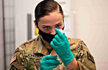 Nametanje loše osmišljenog obaveznog vakcinisanja Oružanim snagama Sjedinjenih Država ide u korak sa katastrofalnim maršem vojske ulijevo