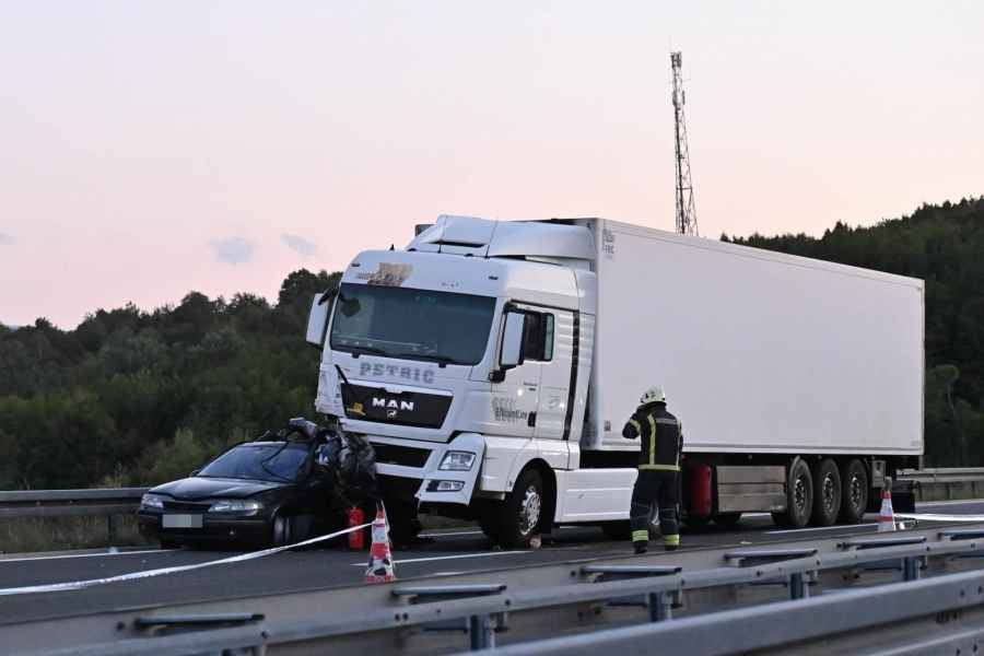 DETALJI STRAVIČNE NESREĆE U HRVATSKOJ: Autoputem su letjeli dijelovi vozila, DIJETE POGINULO na mjestu, UHAPŠEN VOZAČ kamiona iz…