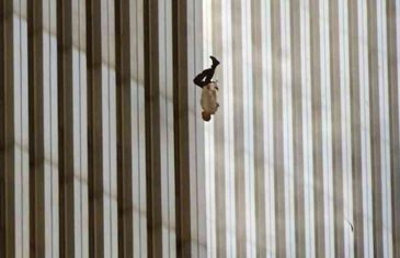 Ko je bio ‘čovjek koji pada’? Najpotresnija fotografija 11. septembra: ‘Tek kad sam došao kući shvatio sam šta sam snimio’