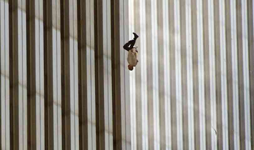 Ko je bio ‘čovjek koji pada’? Najpotresnija fotografija 11. septembra: ‘Tek kad sam došao kući shvatio sam šta sam snimio’