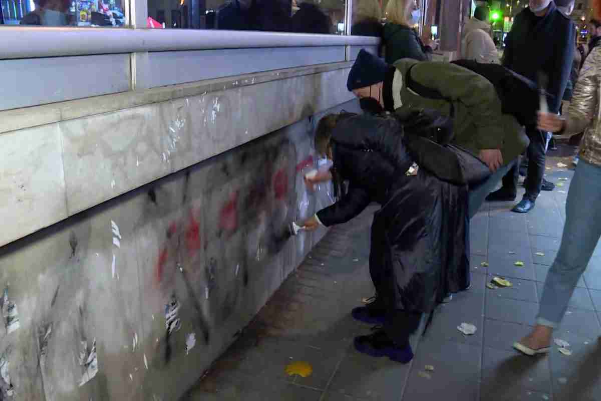 DRAMATIČNO U BEOGRADU: Uprkos prijetnjama obrisan grafit Ratka Mladića u Beogradu, desničar napao poznatu novinarku
