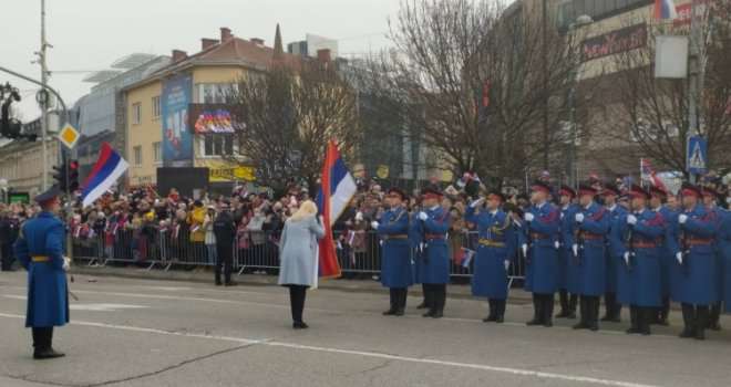 Završen defile u Banjaluci: Dodik zapjevao, iz mase se čulo ‘Pravda’, za kraj ‘Marš na Drinu’