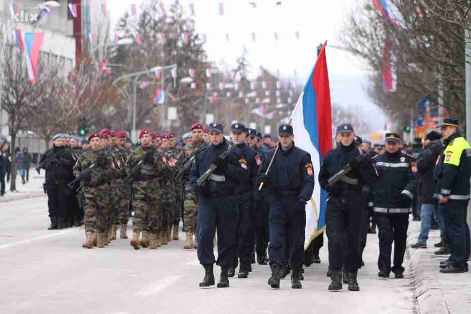 Vojna parada za Dan RS bila je objava rata! Šta rade čelnici EU? Izlaze Dodiku u susret?!