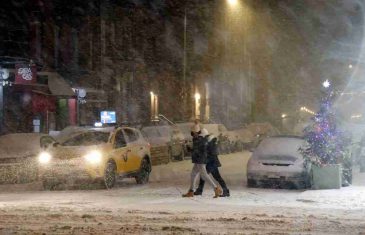 Istok SAD-a sprema se na ‘bombašku ciklonu‘: Past će dva metra snijega, u Chicagu zapalili tračnice
