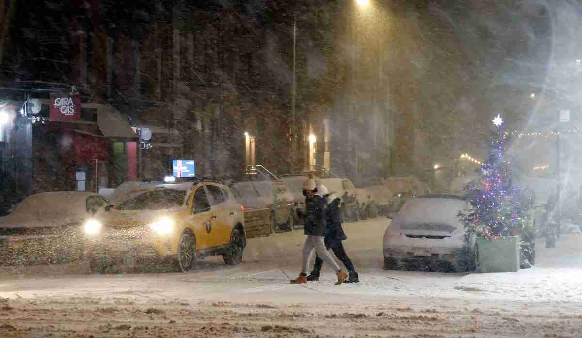 Istok SAD-a sprema se na ‘bombašku ciklonu‘: Past će dva metra snijega, u Chicagu zapalili tračnice