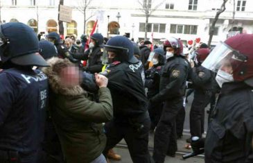 NEMIRI U AUSTRIJI: Sa protesta protiv vladinih covid mjera, demonstranti poslali poruku Novaku Đokoviću
