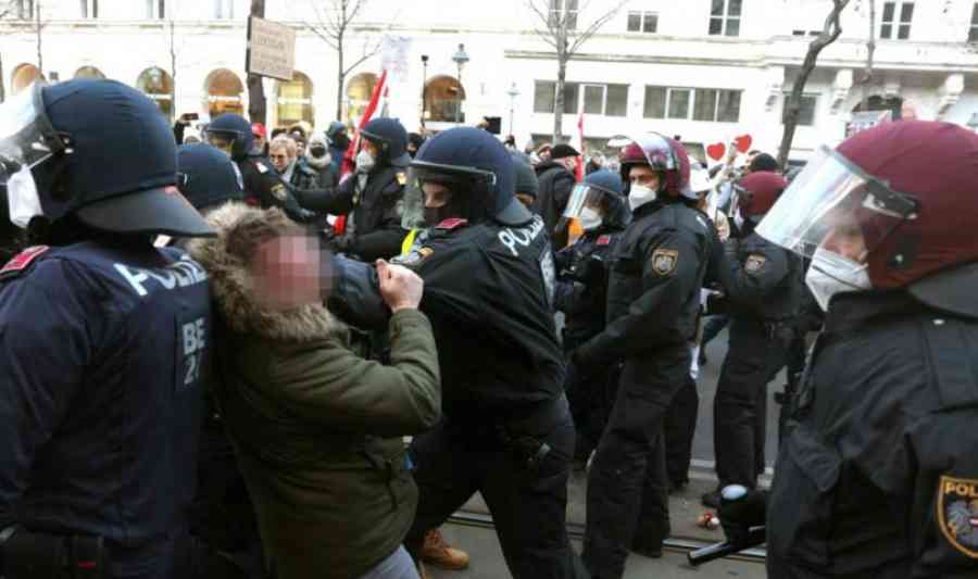 NEMIRI U AUSTRIJI: Sa protesta protiv vladinih covid mjera, demonstranti poslali poruku Novaku Đokoviću