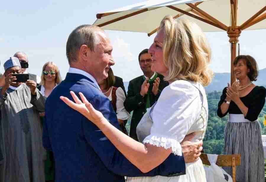 SLUČAJ BIVŠE AUSTRIJSKE MINISTRICE: Kako je Karin Kneissl zbog Putina izgubila sve osim fantastično plaćenog posla u “ROSNEFTU”
