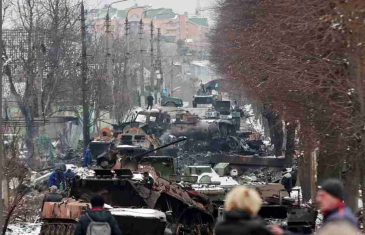 PROCURIO SNIMAK KOJI JE PUTINA BACIO U OČAJ: Pogledajte groblje ruskih tenkova nadomak Kijeva nakon što su upali u zasjedu ukrajinske vojske