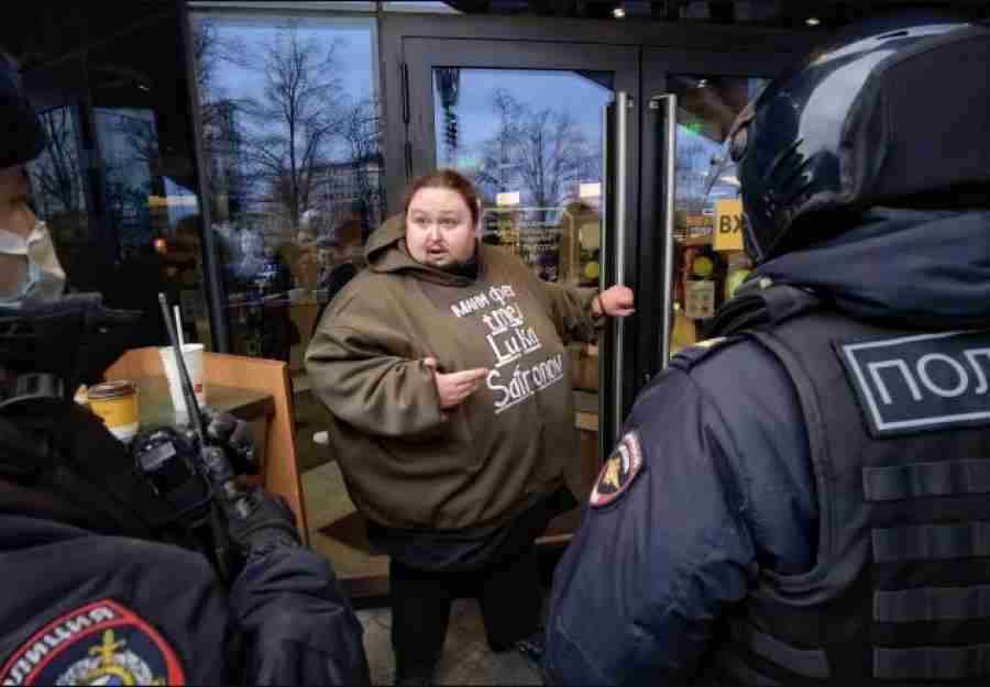 NESTVARNE SCENE IZ MOSKVE: Rus se vezao lancima za vrata McDonaldsa u očajničkom pokušaju da spriječi zatvaranje restorana