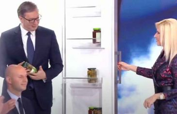Novi bizarluk iz Vučićeve kuhinje: Ovaj put iz frižidera iskače uživo u TV emisiji – s teglicom krastavaca
