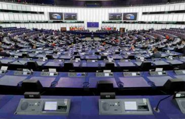 “ONI SU SPREMNI DA GURNI ZEMLJU NA…”: Zastupnici EP-a pozivaju na sankcije za korumpirane poltiičke elite, poricatelje genocida i prokremljanske političare u BiH