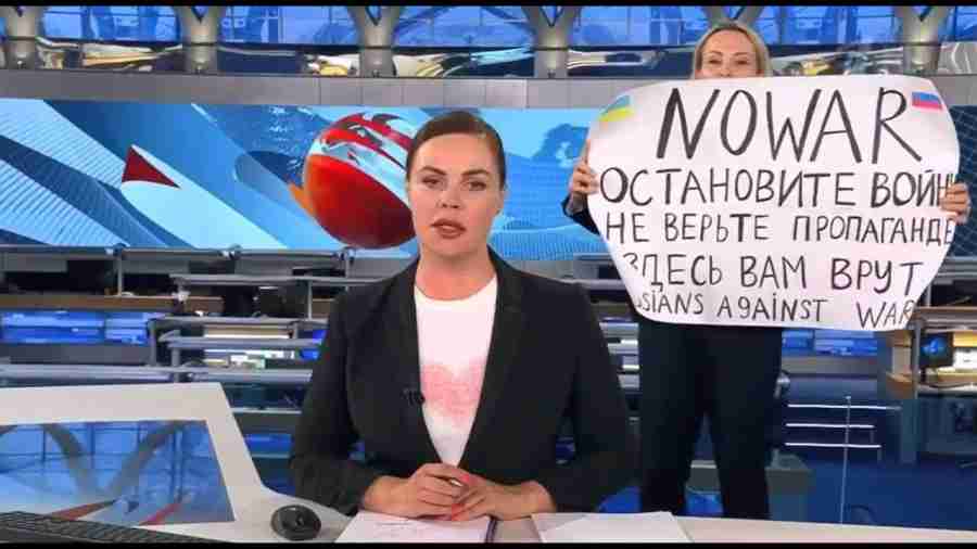 PUTINOV REŽIM NE PODNOSI ISTINU: Sramotna kazna za rusku novinarku koja je u programu uživo progovorila o ratu u Ukrajini…