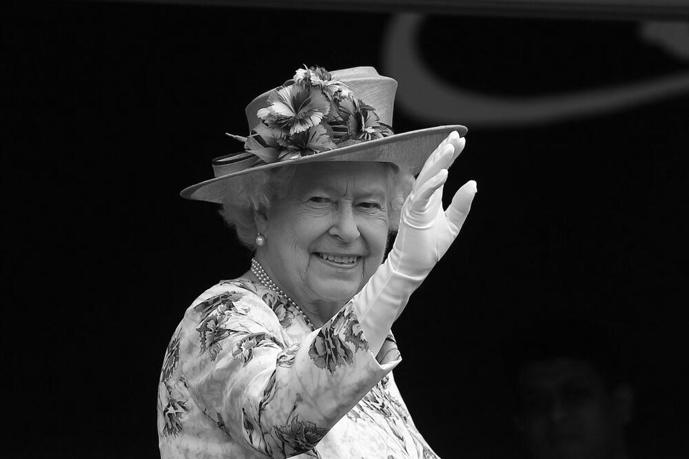 (FOTO) Englezi uvjereni da se kraljica ukazala na nebu: Oblak neodoljivo podsjetio na njenu siluetu