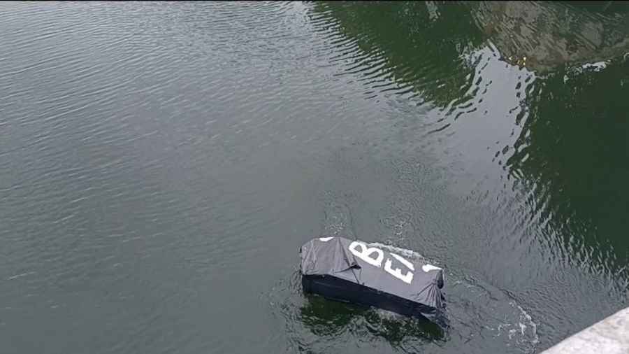 INCIDENT U DUBLINU: Mrtvački sanduk s oznakom „RIP Britansko Carstvo“  bačen u rijeku tokom protestnog marša protiv monarhije…
