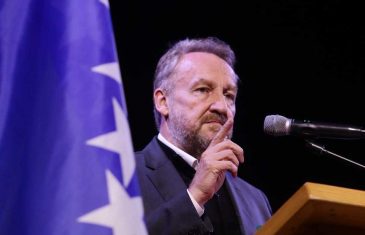 Izetbegović pravdao gubitak vlasti i što niko nije htio s njim da priča. Govorio o zavjeri stranaca i ugroženosti Bošnjaka