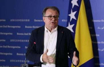 SKANDAL VEĆ NA POTPISIVANJU SPORAZUMA: Nikšić se obračunao sa novinarkom Federalne televizije, najavljuje novo “uređivanje”