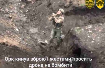 DVIJE MINUTE TOTALNE NEMOĆI: Pogledajte kako je ruski vojnik zastao usred bahmutske klaonice i raširio ruke pred dronom… (VIDEO)