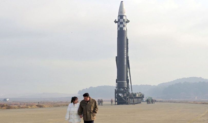 Kim Jong Un ispituje vojni špijunski satelit koji bi uskoro mogao biti lansiran