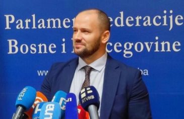 Muamer Zukić (SDA) bjesni jer je premijer Nikšić zakazao sastanak u vrijeme džume: ‘Skandalozno, on je Bošnjak!’