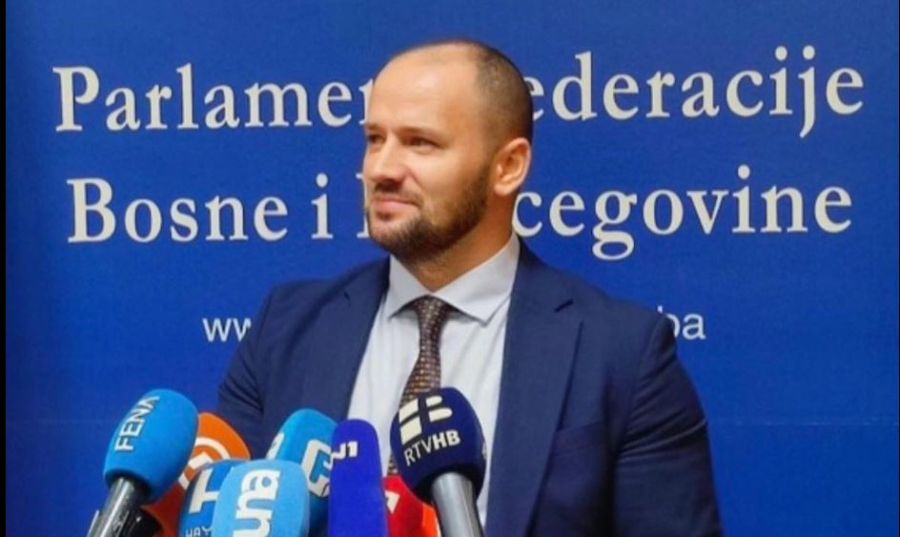 Muamer Zukić (SDA) bjesni jer je premijer Nikšić zakazao sastanak u vrijeme džume: ‘Skandalozno, on je Bošnjak!’
