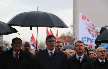 OŠTRE OSUDE IZ BEOGRADA: “Dodikov istup pokazuje da Srbija nastavlja svoju štetnu šizofrenu politiku, njegovo negiranje genocida spriječava uspostavljanje mira u regionu”