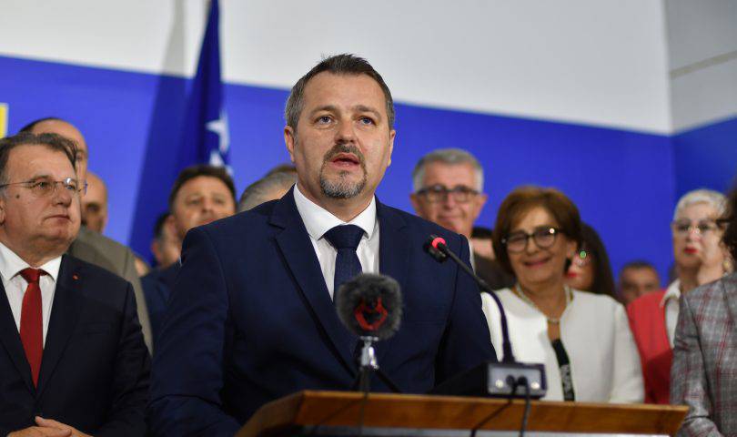 NERMIN OGREŠEVIĆ KAO IZ TOPA: “Schmidt treba smijeniti Dodika ili se povući s pozicije visokog predstavnika u BiH”