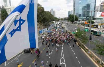 DOK TRAJU NEMILOSRDNI NAPADI NA GAZU: Izraelci marširali u Tel Avivu tražeći oslobađanje talaca…