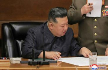LUDI DIKTATOR PRIJETI GLOBALNIM NUKLEARNIM RATOM: Kim Jong Un pregledao je fotografije špijunskog satelita – glavna meta je…