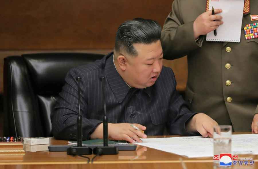 LUDI DIKTATOR PRIJETI GLOBALNIM NUKLEARNIM RATOM: Kim Jong Un pregledao je fotografije špijunskog satelita – glavna meta je…