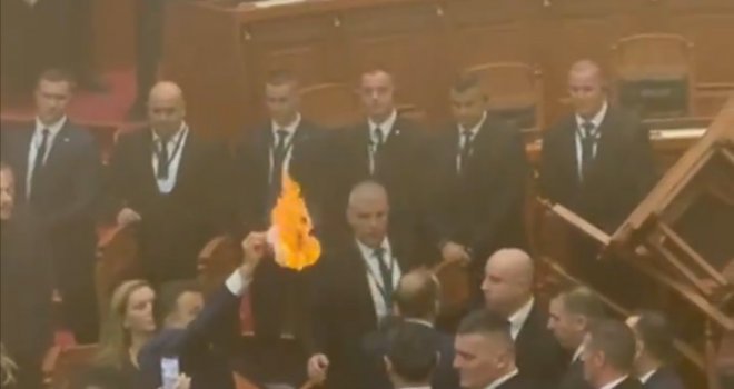 Novi haos u Albaniji, političar pokušao zapaliti parlament…