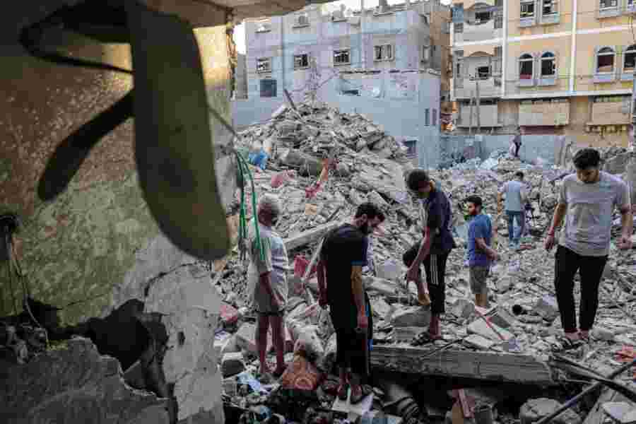 Izraelsko razaranje u Gaze: Palestinci golim rukama spašavaju ljude ispod ruševina