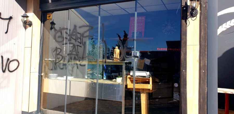 UVREDE NA RADNJI KOJU DRŽI BOŠNJAK: Vlada HNK najoštrije osudila nacionalističke i fašističke grafite u Neumu