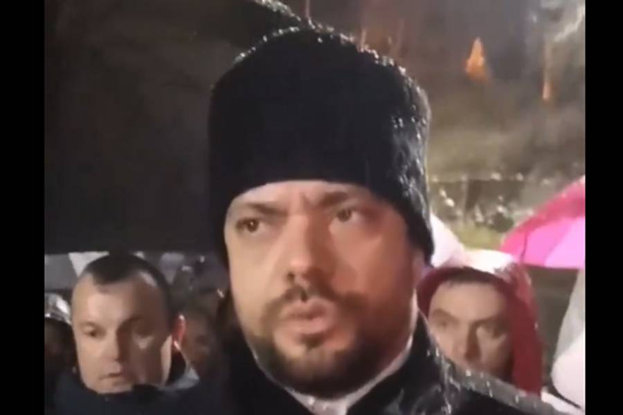DRAMATIČNE SCENE U SREBRENICI: Načelnik Mladen Grujičić, njegov zamjenik i lokalni sveštenik predvodili proteste pred zgradom policije, skandalozne optužbe na račun Emira Suljagića…