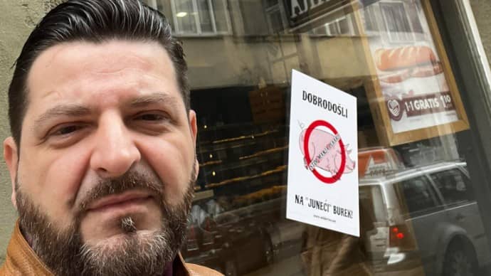 (FOTO) Nihad Aličković u znak protesta polijepio plakate po izlogu pekare “Manja” u Sarajevu